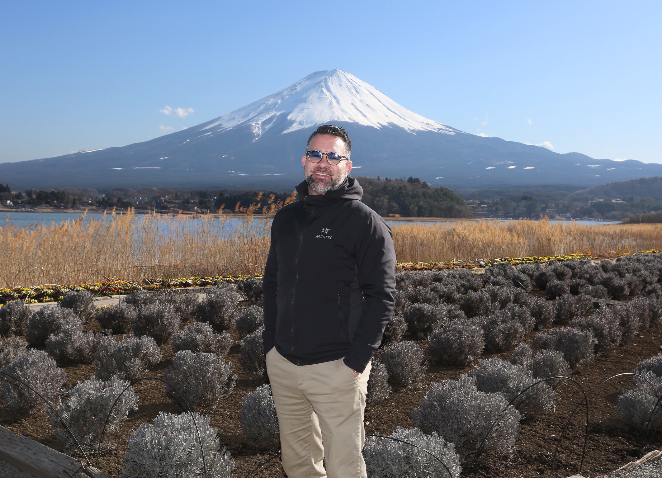 Sylvain D. Desjardins, fondateur de NUMERIICA, photographié au pied du mont Fuji